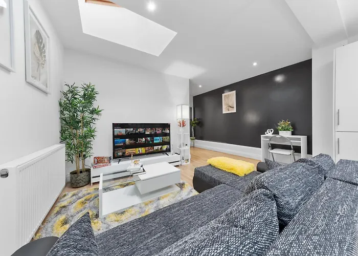 Immaculate 2-Bed London Escape- Sleeps 6- Garden & Parking - 15 Mins To Central- Save 20 Percent Weekly!