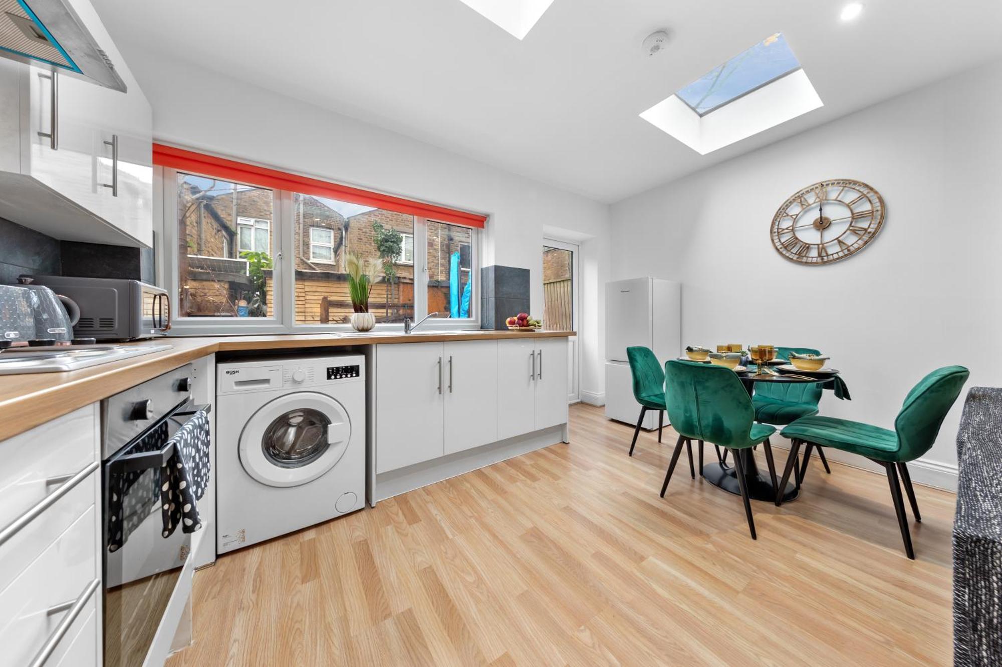 Immaculate 2-bed Escape- Sleeps 6- Garden & Parking - 15 Mins To Central- Save 20 Percent Weekly!