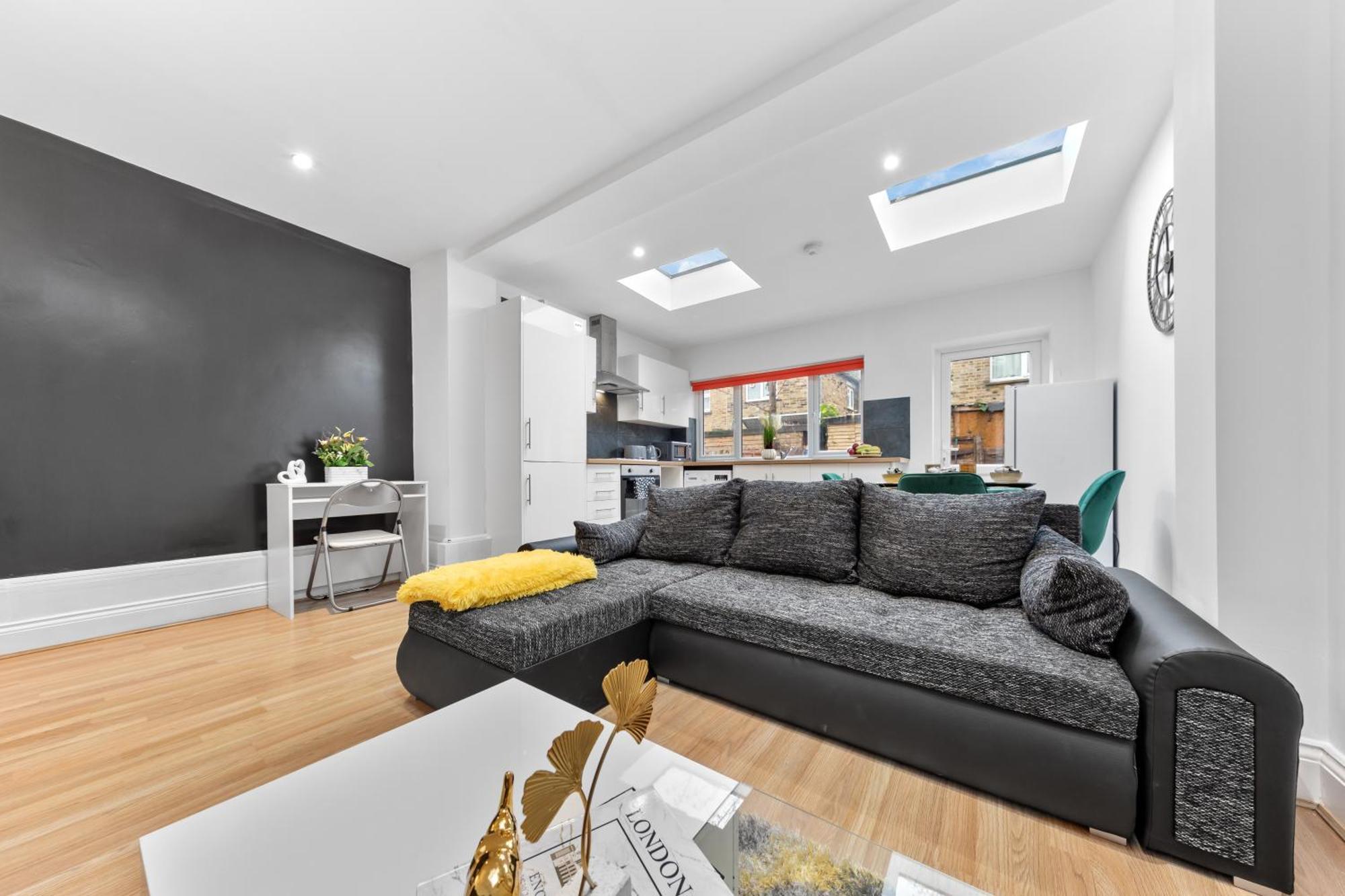 Immaculate 2-bed Escape- Sleeps 6- Garden & Parking - 15 Mins To Central- Save 20 Percent Weekly! *