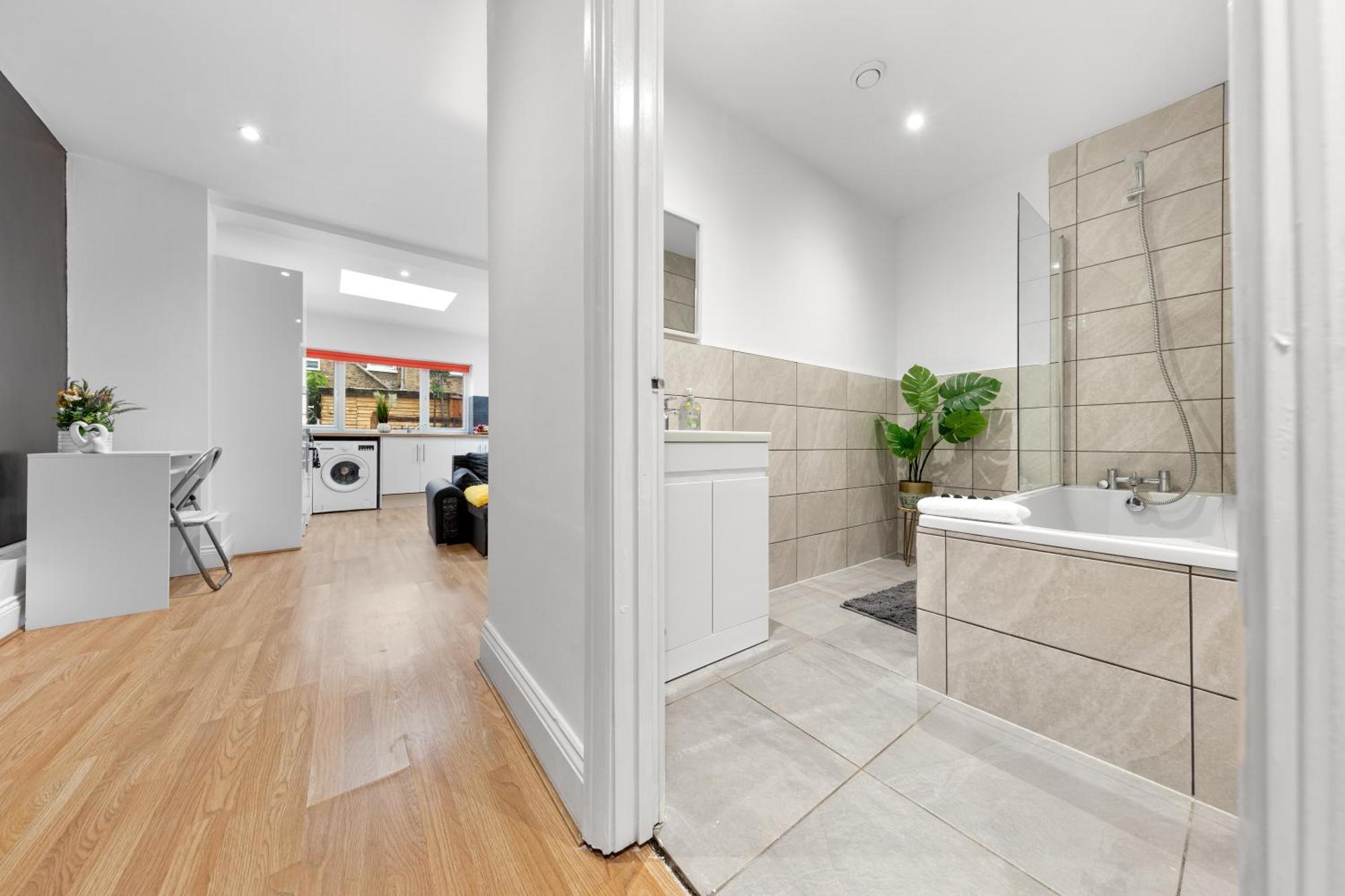 Immaculate 2-bed Escape- Sleeps 6- Garden & Parking - 15 Mins To Central- Save 20 Percent Weekly! Apartamento