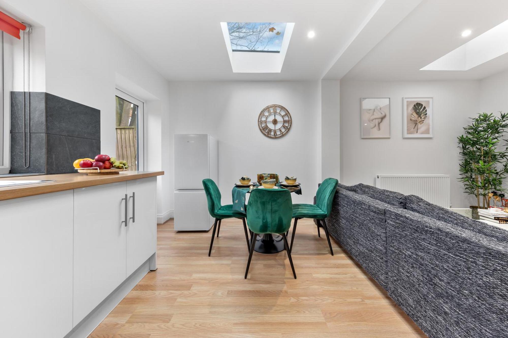 Immaculate 2-bed Escape- Sleeps 6- Garden & Parking - 15 Mins To Central- Save 20 Percent Weekly! Apartamento Londres